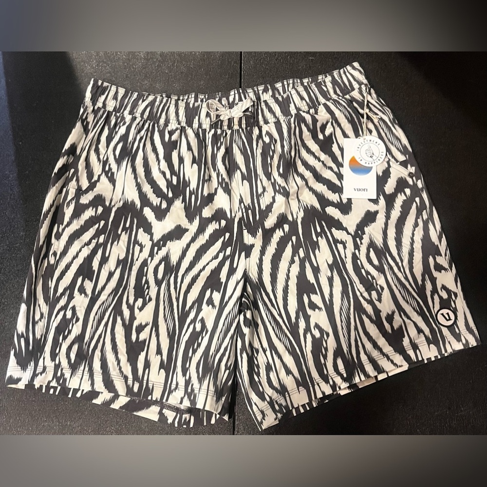 VUORI XXL Men’s KORE Short Unlined 7” Sandalwood Mirage NWT Bonus VUORI cap